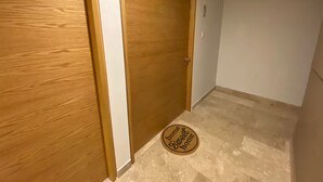 A wooden door with a doormat that reads 'home Sweet home.' - Apartamento ejecutivo. Increible estancias largas (Santiago de Querétaro)