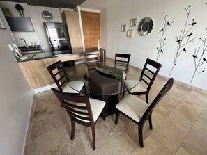 A modern kitchen with a built-in oven, a coffee machine, and a wooden cabinet. - Apartamento ejecutivo. Increible estancias largas (Santiago de Querétaro)