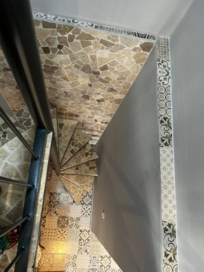 Eine Treppe mit Mosaikboden und strukturierten Bordüren.
