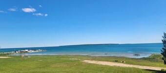 "Bluewater Beach" 5th wheel camper in Fairport - 435' of Lake Michigan shoreline