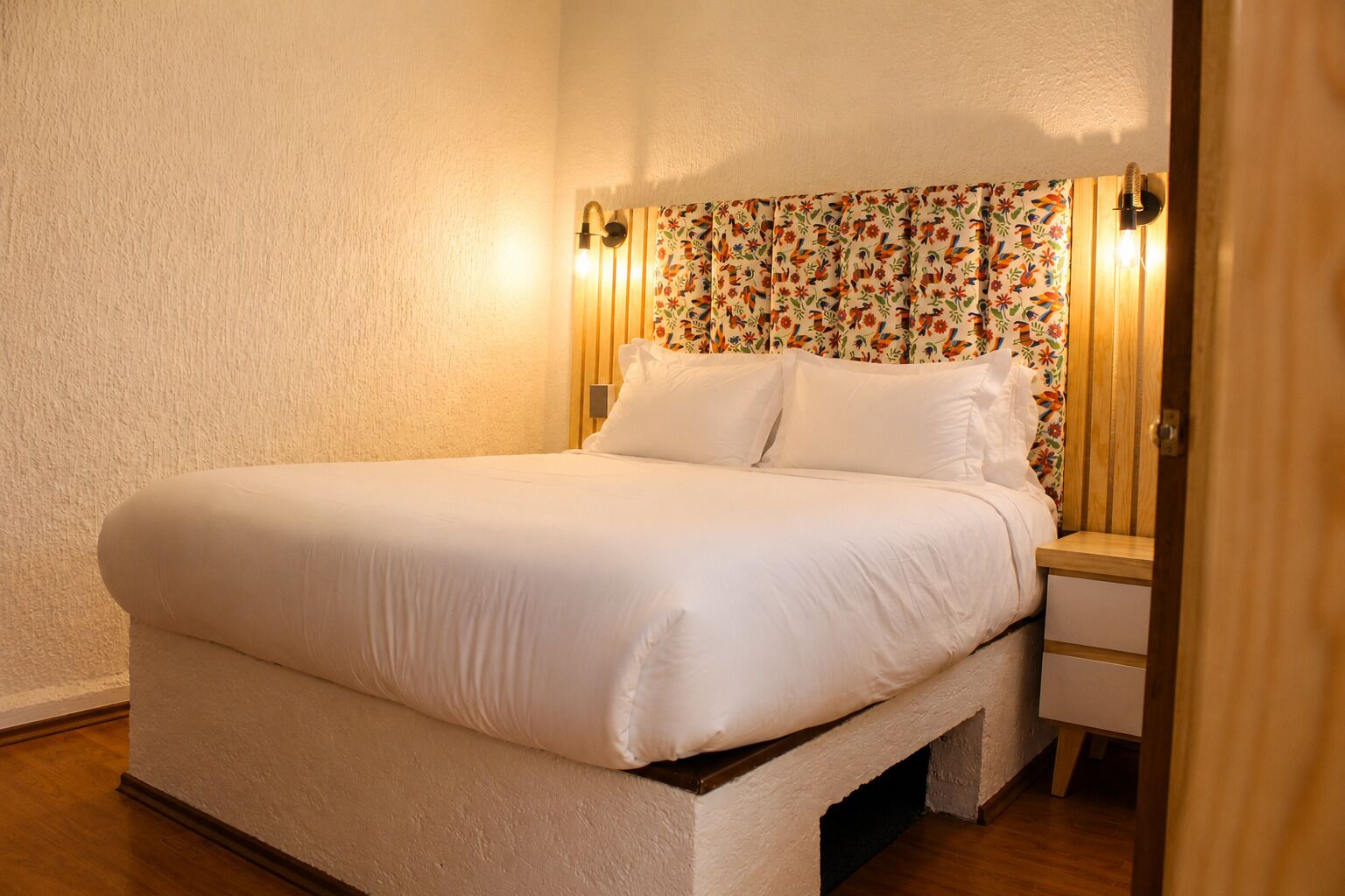 Suite Comfort, pemandangan halaman | Brankas, ruang kerja ramah laptop, dan setrika/meja setrika