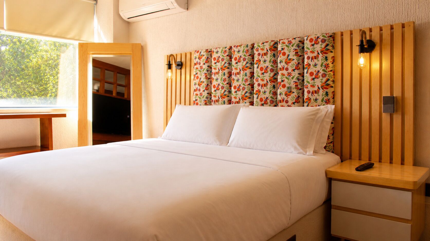 Suite Comfort, pemandangan halaman | Brankas, ruang kerja ramah laptop, dan setrika/meja setrika