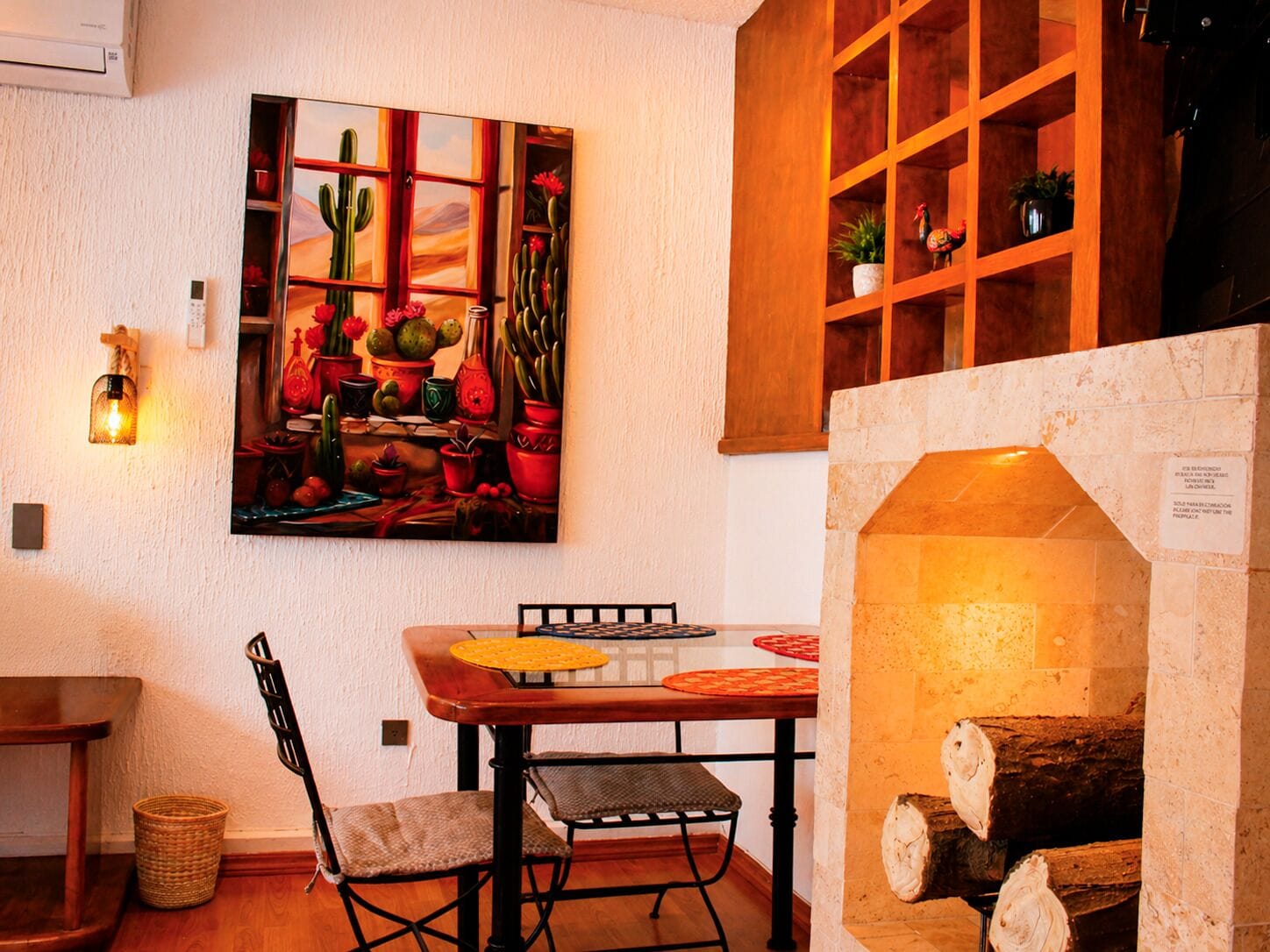 Deluxe Suite, Courtyard View | Dining room