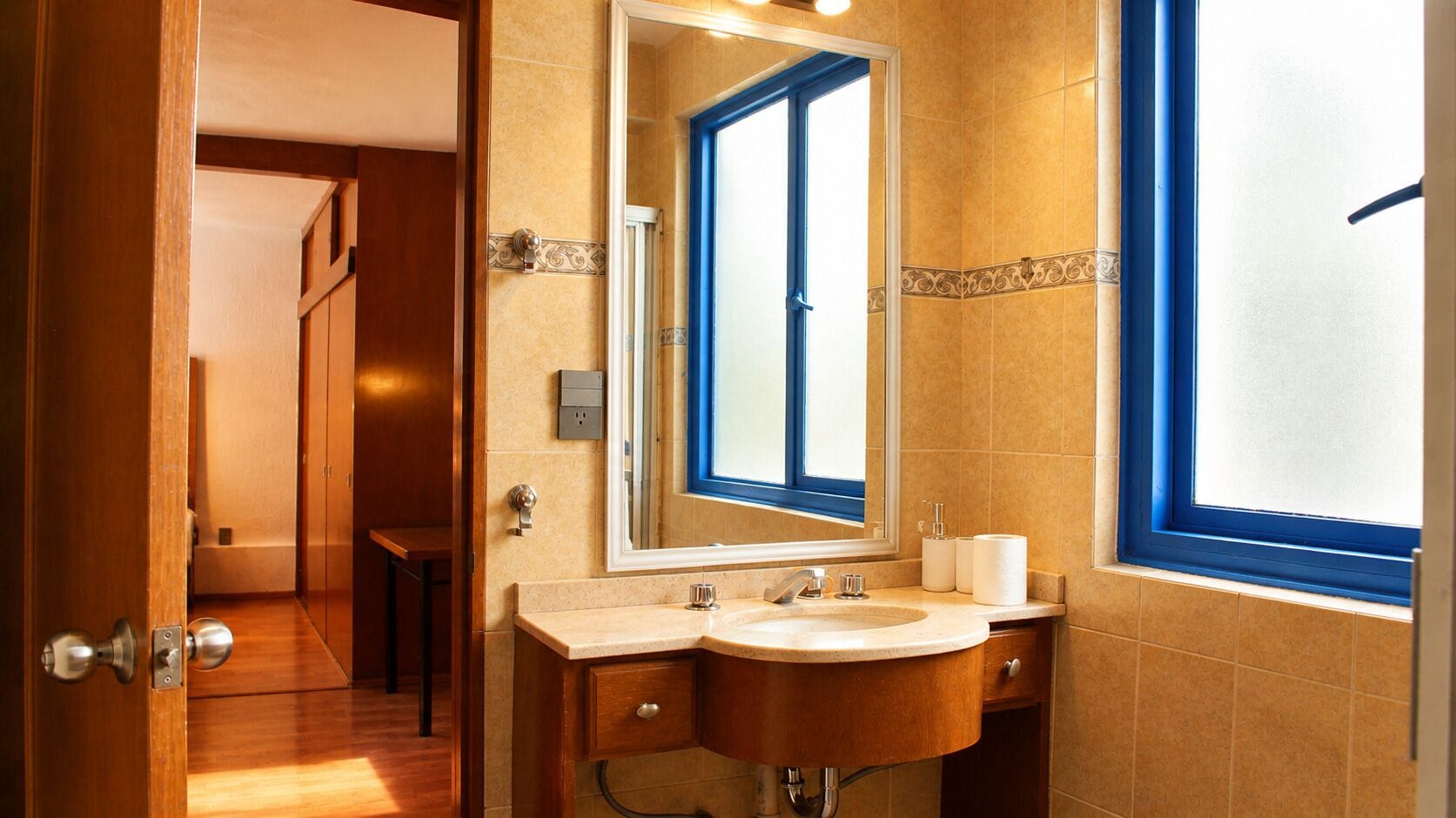 Classic Suite, Courtyard View | Bathroom | Shower, towels, soap, shampoo
