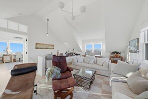 Living area - Great sunsets on the beach in 3-bedroom Nantucket house with AC (Nantucket)