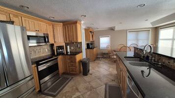 Coffee/tea maker, fridge, microwave, oven