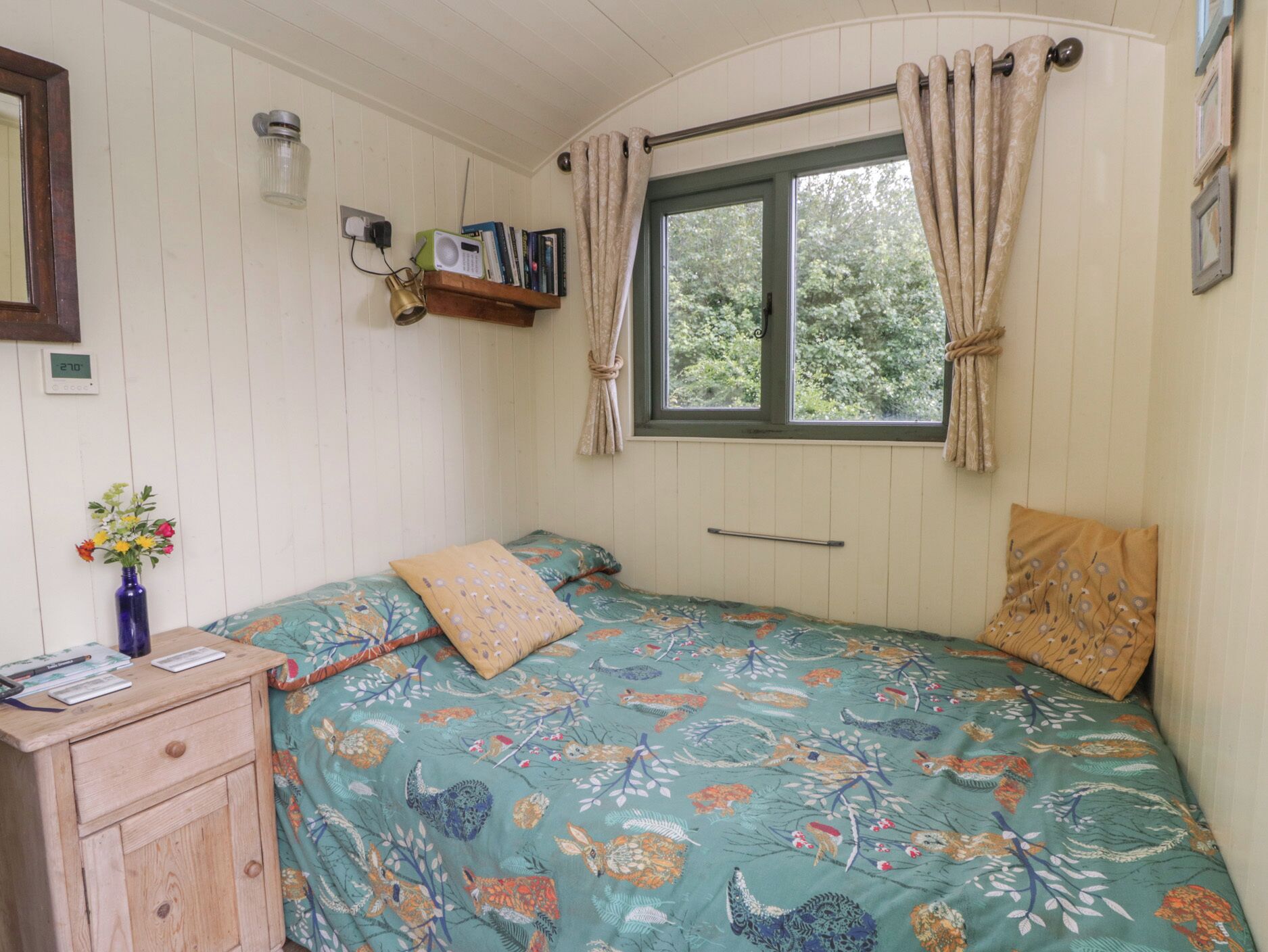 1 dormitorio, decoración individual, mobiliario individual