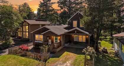 Coastal cottage with hot tub, close walk to beach