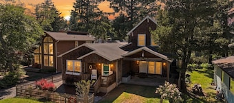 Coastal cottage with hot tub, close walk to beach