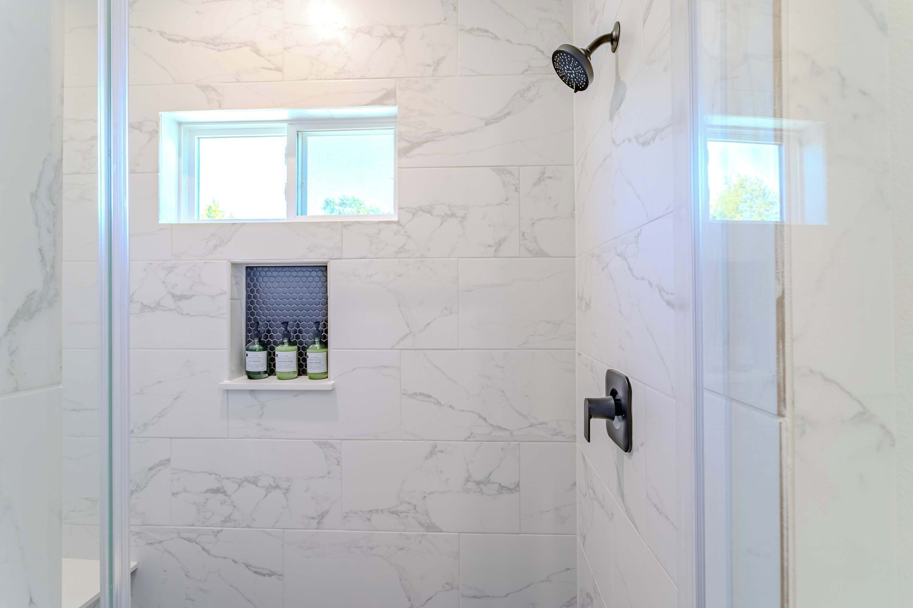 Douche, sèche-cheveux, serviettes fournies, shampoing