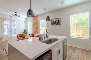 Coffee/tea maker, fridge, microwave, oven - Spring Branch 3BR - Mins to CityCentre (Houston)