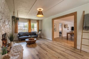 Smart-TV, Kamin, Tischtennisplatte