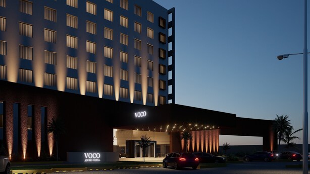 Et hotel med en moderne facade, mange vinduer og en markant indgang.