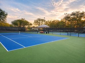 A tennis court with a pavilion, surrounded by trees and a fence. - The King & Bear Luxury Studio Retreat (St. Augustine)