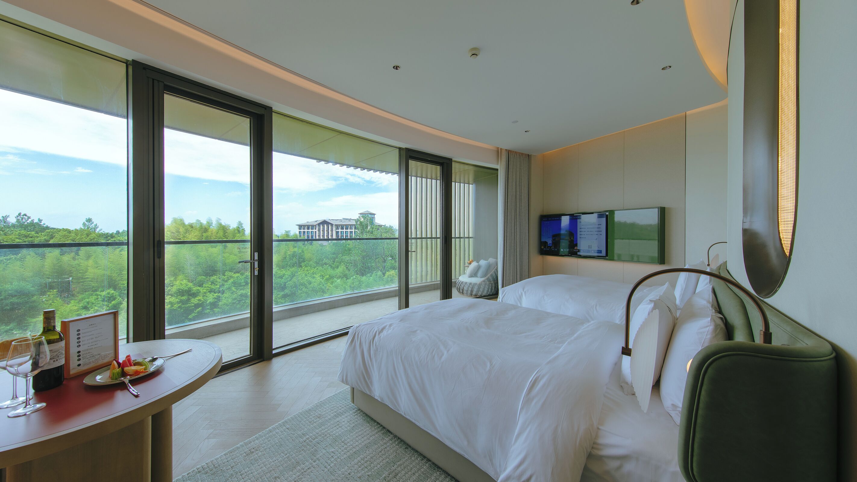 Deluxe-Doppelzimmer, 2 Doppelbetten, Balkon | Hochwertige Bettwaren, Zimmersafe, Schreibtisch