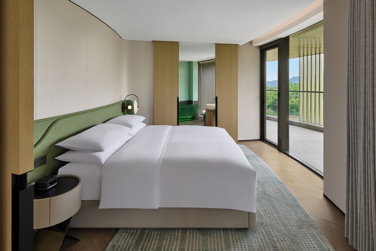 Premium bedding, in-room safe, desk, laptop workspace