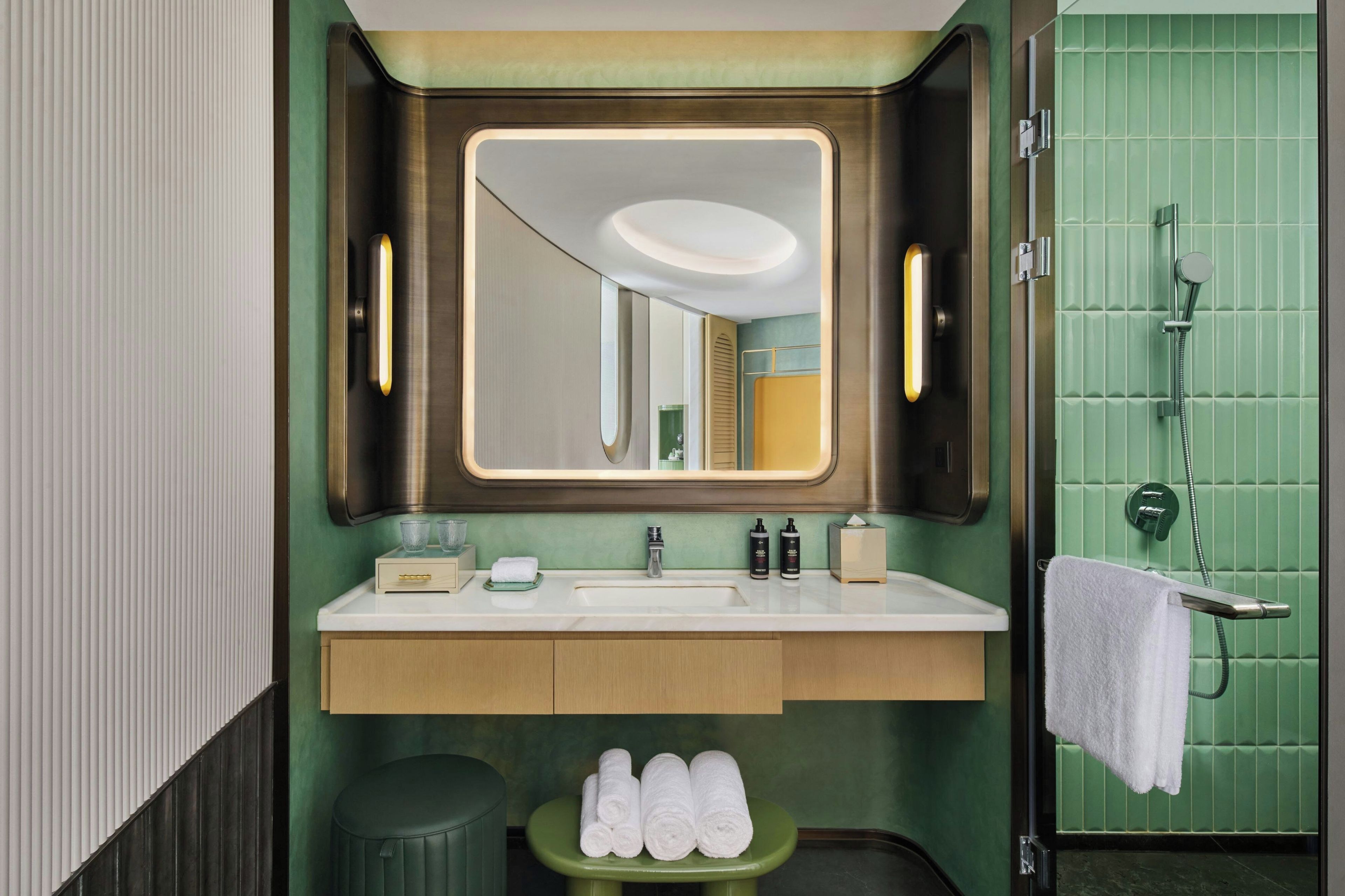 Un baño con espejo, lavamanos y ducha.