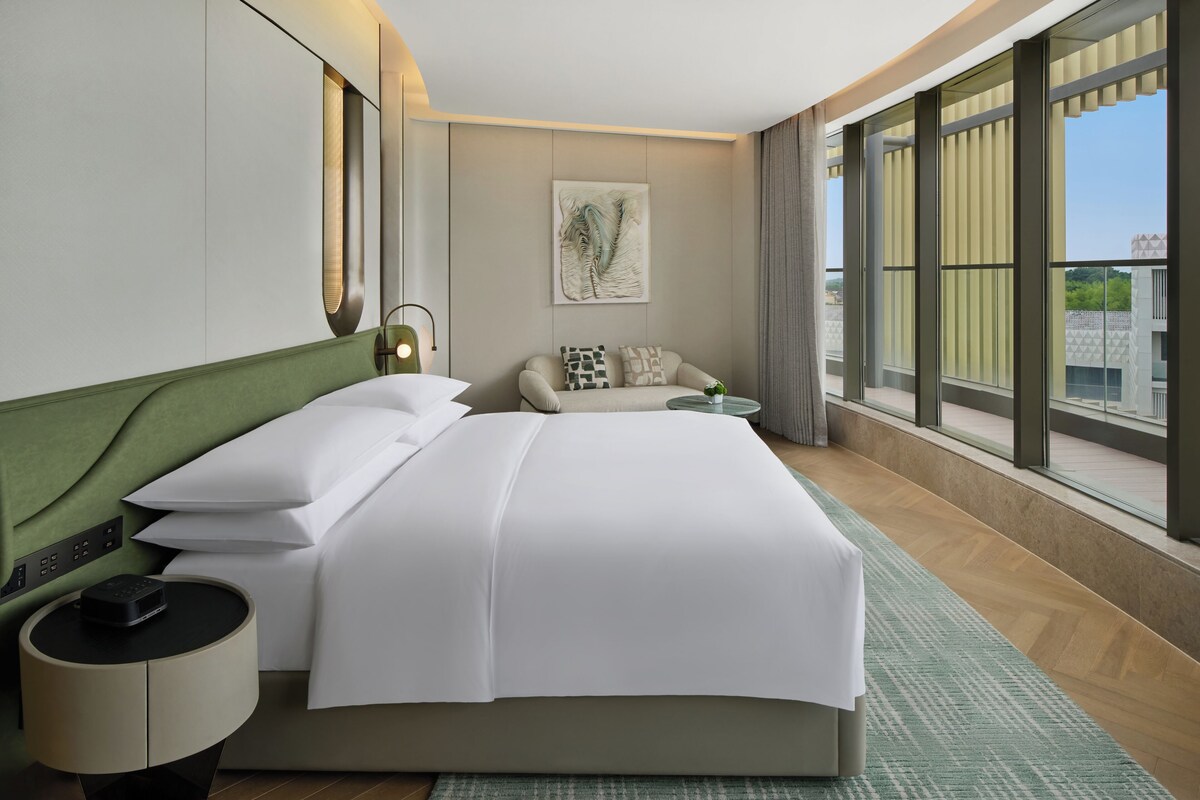 Premium bedding, in-room safe, desk, laptop workspace