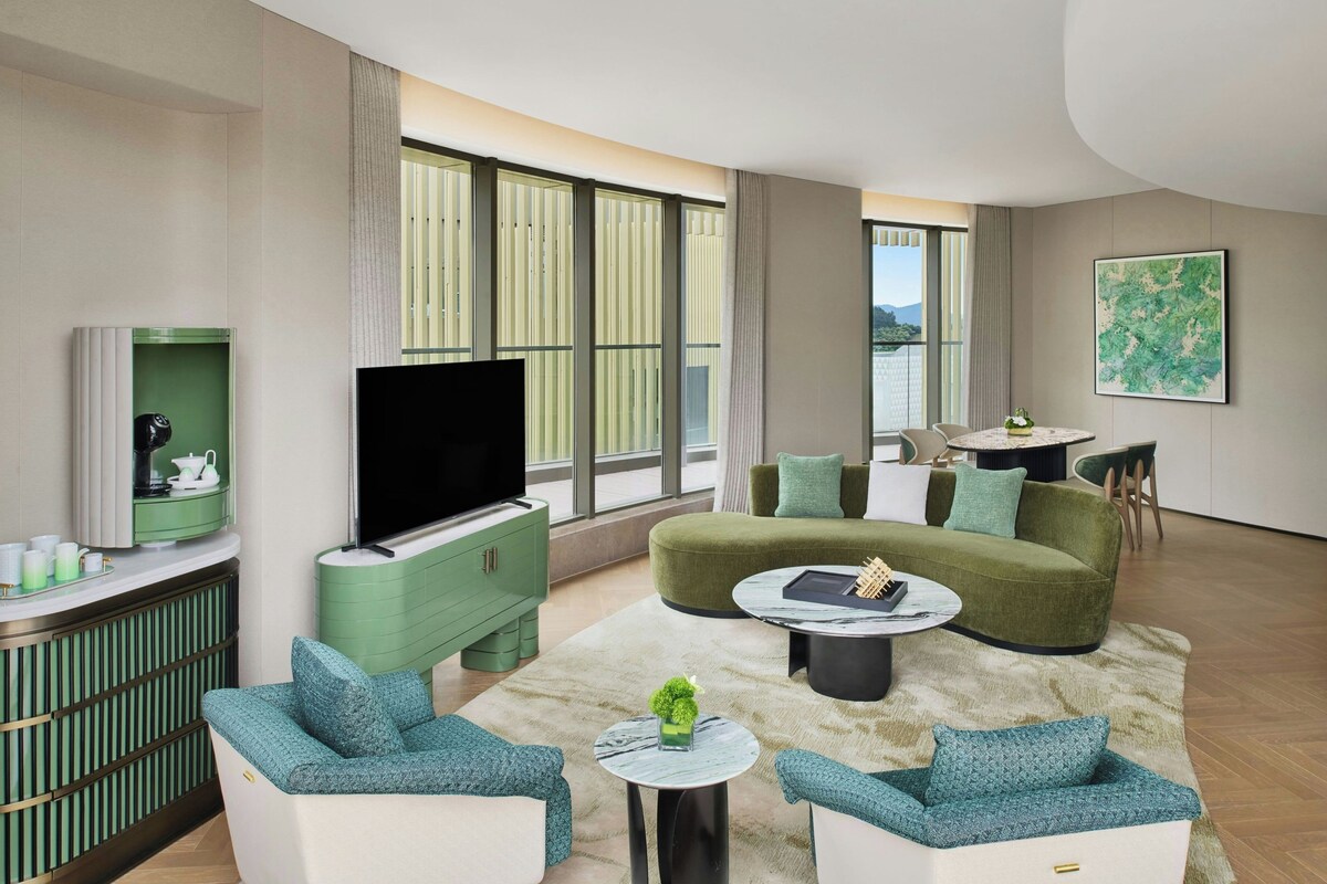 Suite, 1 soverom, privat basseng | Oppholdsrom | En 55-tommers TV med Parabol-TV samt bordtennis og bøker