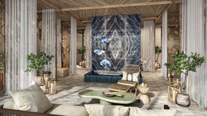 Une pièce spacieuse dotée d’un espace salon central, d’un mur décoratif et d’un plafond au motif original.