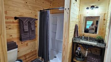 Dusche, Haartrockner, Handtücher, Toilettenpapier