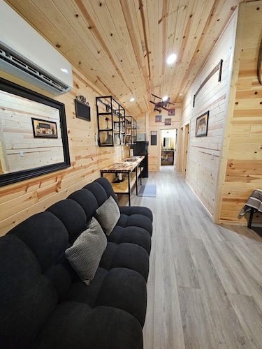 Cozy 2-bedroom cabin in enchanting Bluefield with AC
Sleep 7 people