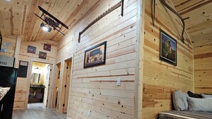 Unclassified image, 5 of 10, button - Cozy 2-bedroom cabin in enchanting Bluefield with AC
Sleep 7 people (Bluefield)