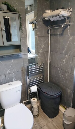 Hair dryer, towels, soap, toilet paper - Stylish & Cozy Stay in a Prime Location. (London)
