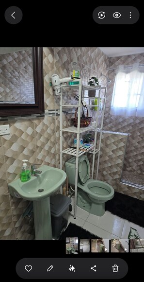 Bathroom - Cozy 1-bedroom apartment in charming Portmore with AC (Portmore)
