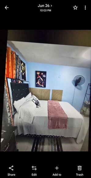 Tabla de planchar con plancha, wifi y ropa de cama 