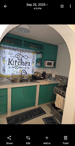 Private kitchen - Cozy 1-bedroom apartment in charming Portmore with AC (Portmore)