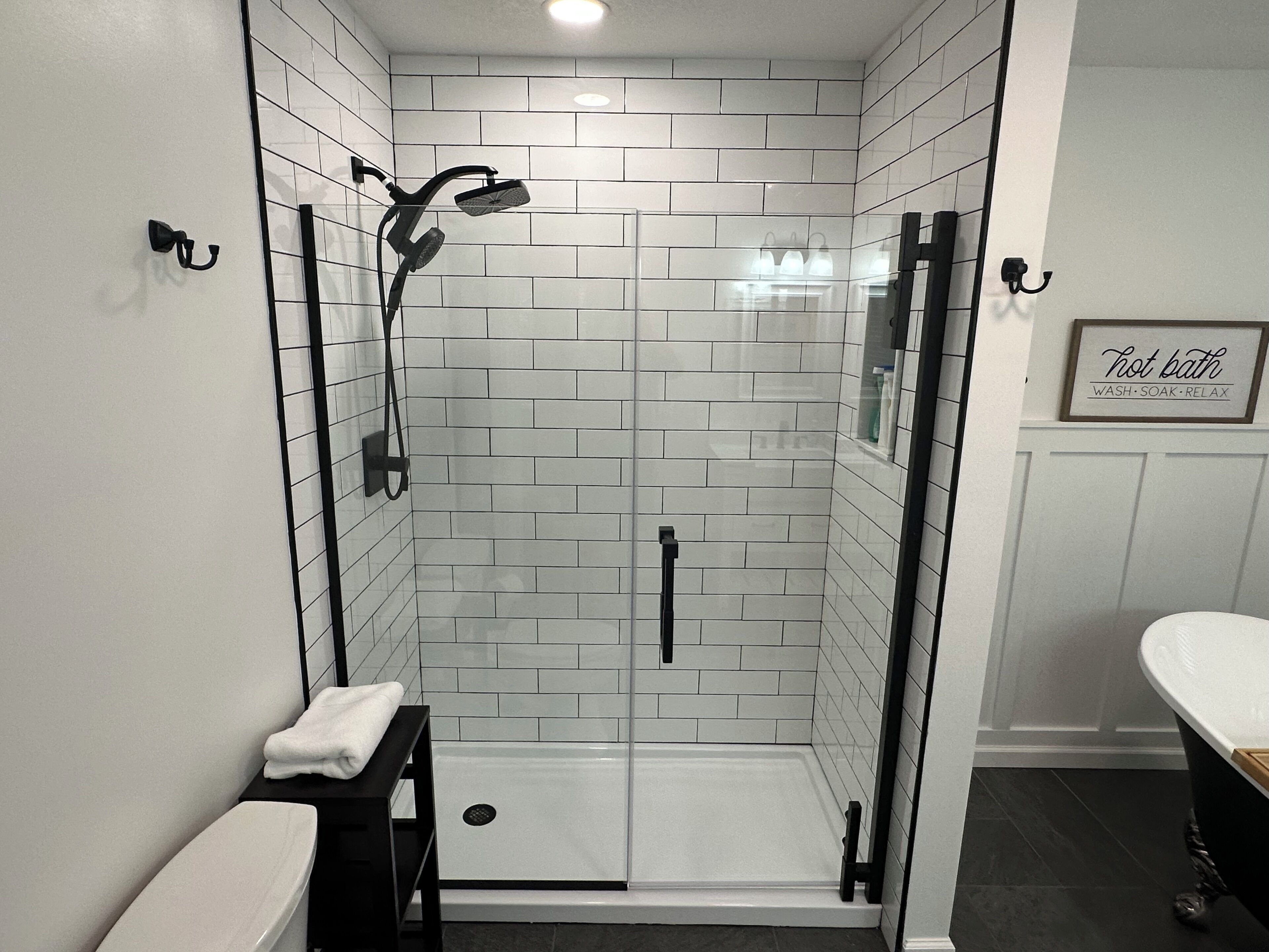 Haartrockner, Handtücher, Seife, Toilettenpapier