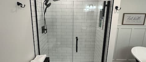 Haartrockner, Handtücher, Seife, Toilettenpapier