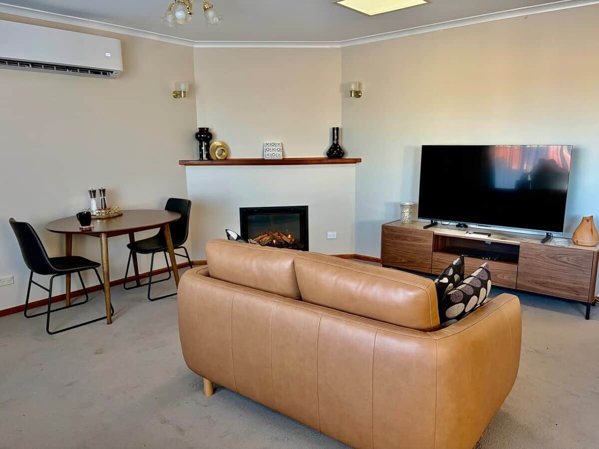 lounge / dining