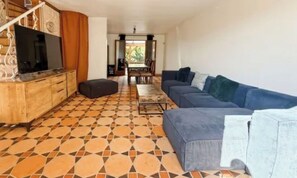 Living area - Chic House 10 Minutes from Paris with Parking (Argenteuil)