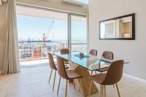 Apartamento de lujo, 2 habitaciones, cocina, vistas al mar | Comedor