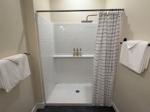 Douche, serviettes fournies, savon, papier de toilette