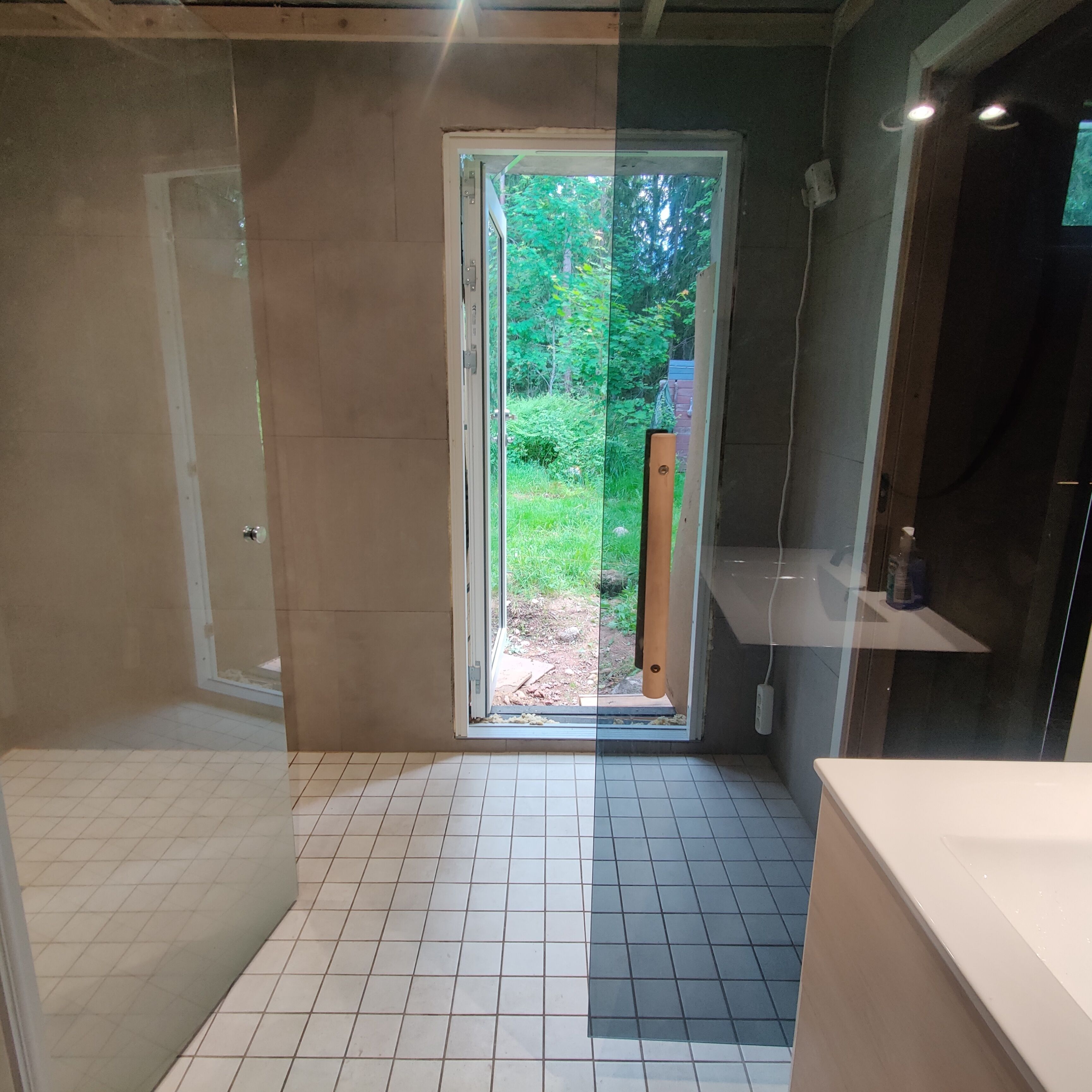 Suihku, hiustenkuivaaja, pyyhkeet, saippua