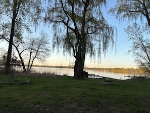Un parc au bord du lac, avec des arbres, une jetée et une zone herbeuse.