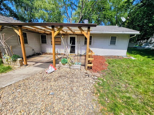 Lake house with Cabin feel! flat beach and great fishing!