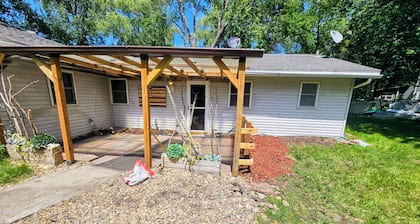 Lake house with Cabin feel! flat beach and great fishing!