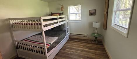 4 bedrooms, internet, bed sheets