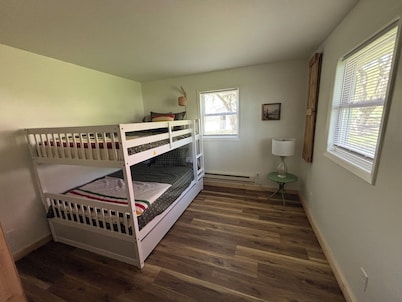 Lake house with Cabin feel! flat beach and great fishing!