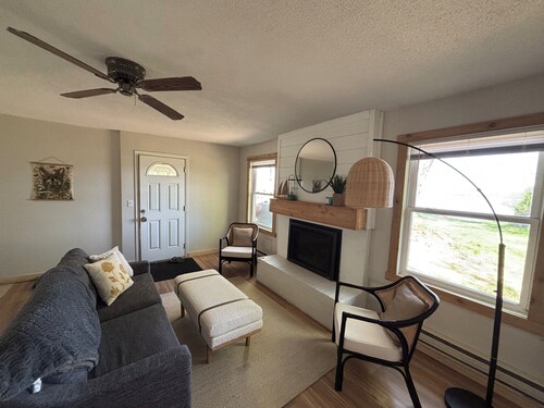 Lake house with Cabin feel! flat beach and great fishing!