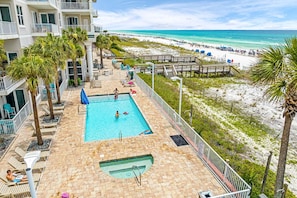 Ein Resort mit Pool, Zugang zum Strand und Meerblick.