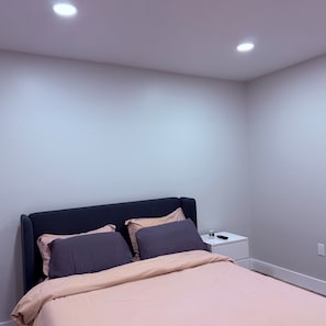 Tabla de planchar con plancha, internet y ropa de cama 