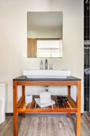 A bathroom with a wooden vanity, white sink, and a mirror. - Hermoso Departamento- Corazón Polanco (Tabaco) (Ciudad de México)