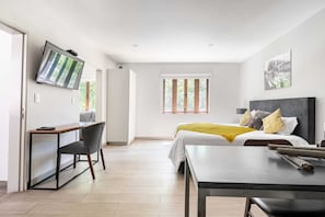 Ein modernes Schlafzimmer mit Bett, Nachttisch und Schreibtisch mit Stuhl.