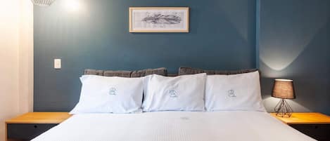Bureau, fer et planche à repasser, Wi-Fi gratuit, draps fournis