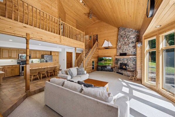 Living area - Stunning Private Waterfront Retreat (South Haven)
